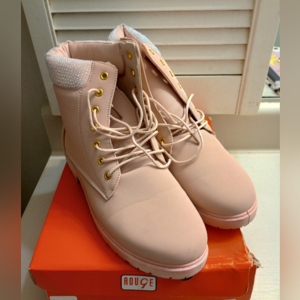 Rouge Women's Moto/Hiking Style Boots New With Box